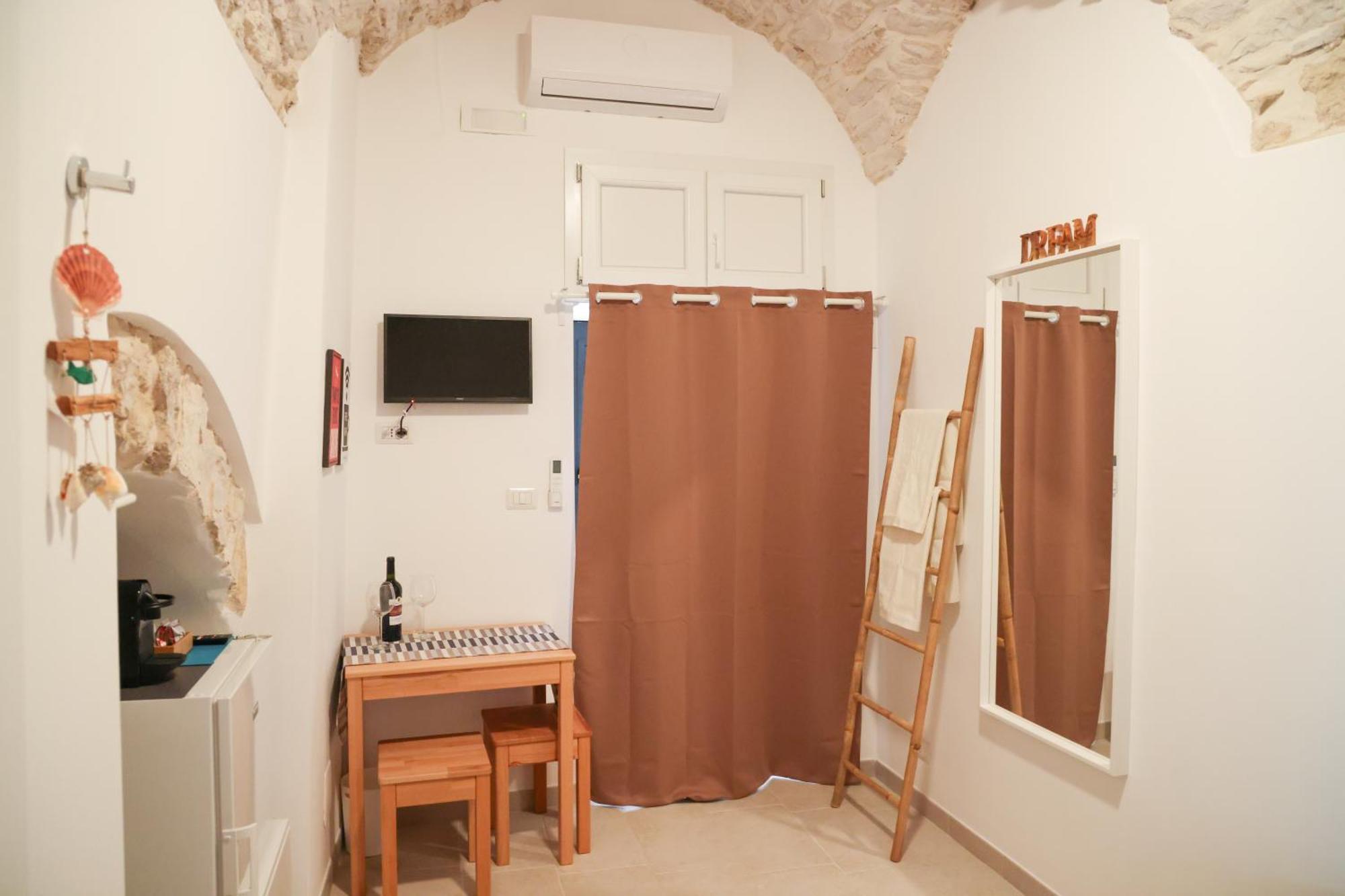 Room 20 - Piccola Camera In Pietra Bianca Giovinazzo Exterior photo